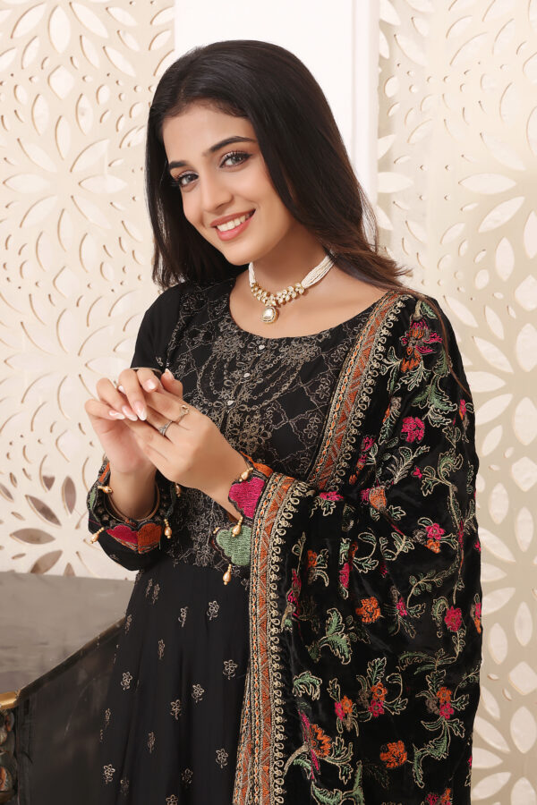 Hadiaeman Embroidered Velvet Collection 23' - Image 5