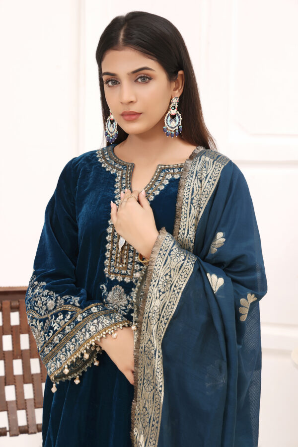 Hadiaeman Embroidered Velvet Collection 23' - Image 4
